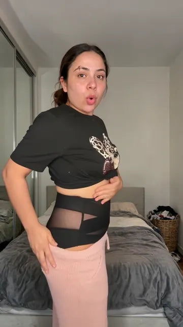 Mulher vestindo a calcinha modeladora CrossHold